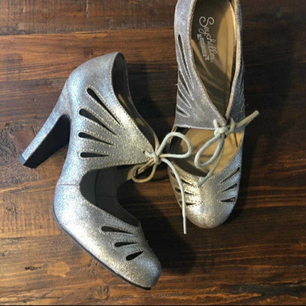 1930's Style Gold Pumps